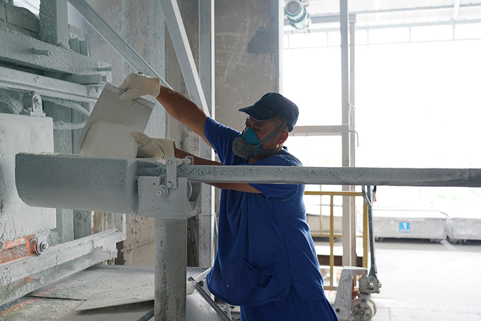 四川玻纤天弋公司员工付平，作为熔化工正在给料仓加料（料仓周边温度40℃）.JPG