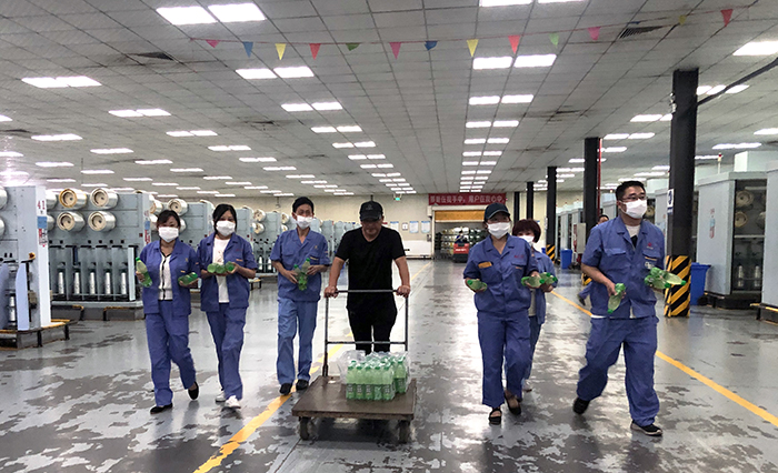 四川玻纤特纤厂领导及部分办公室人员为员工送清凉.jpg