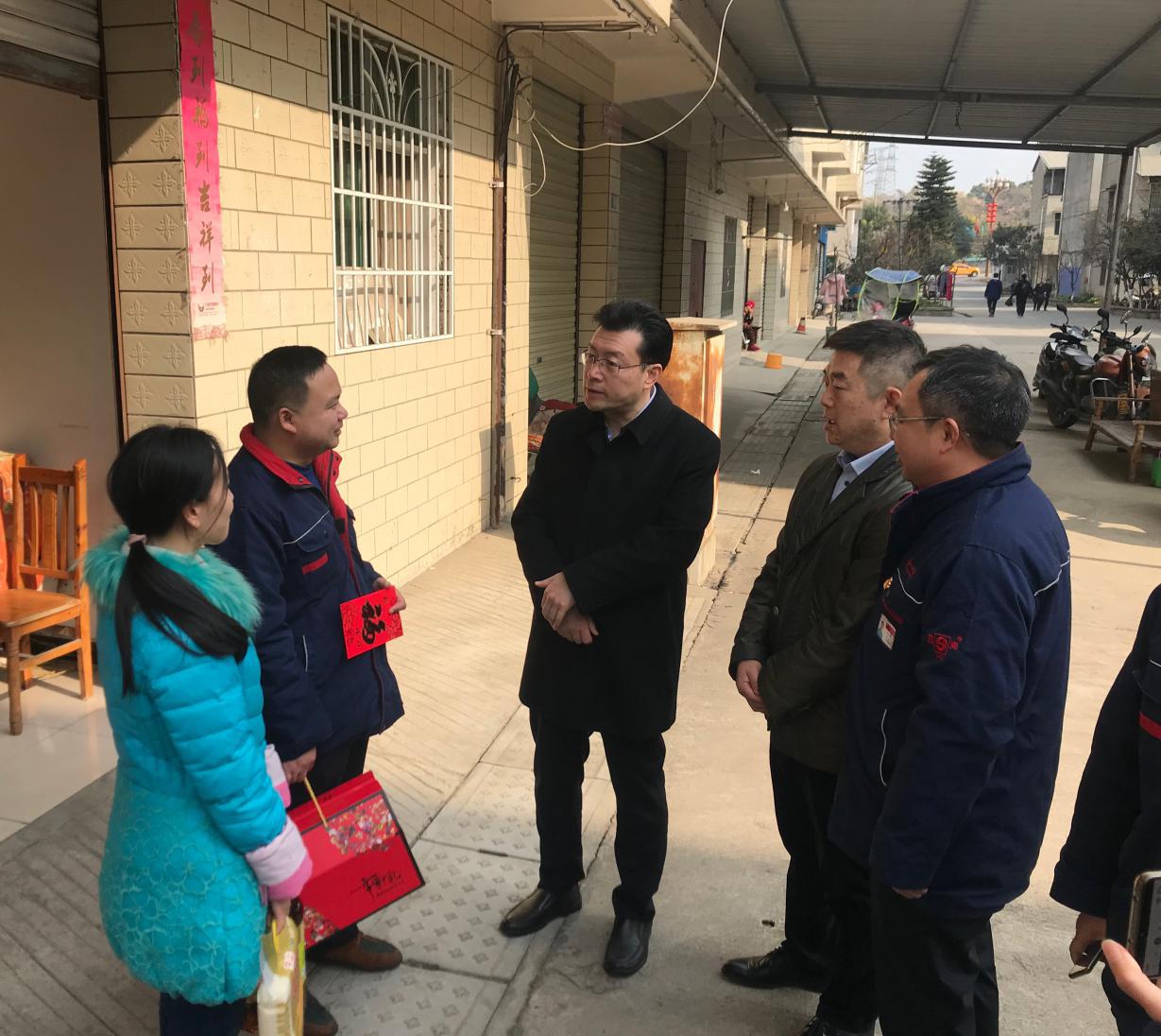 秦明慰问.jpg 秦明慰问.jpg