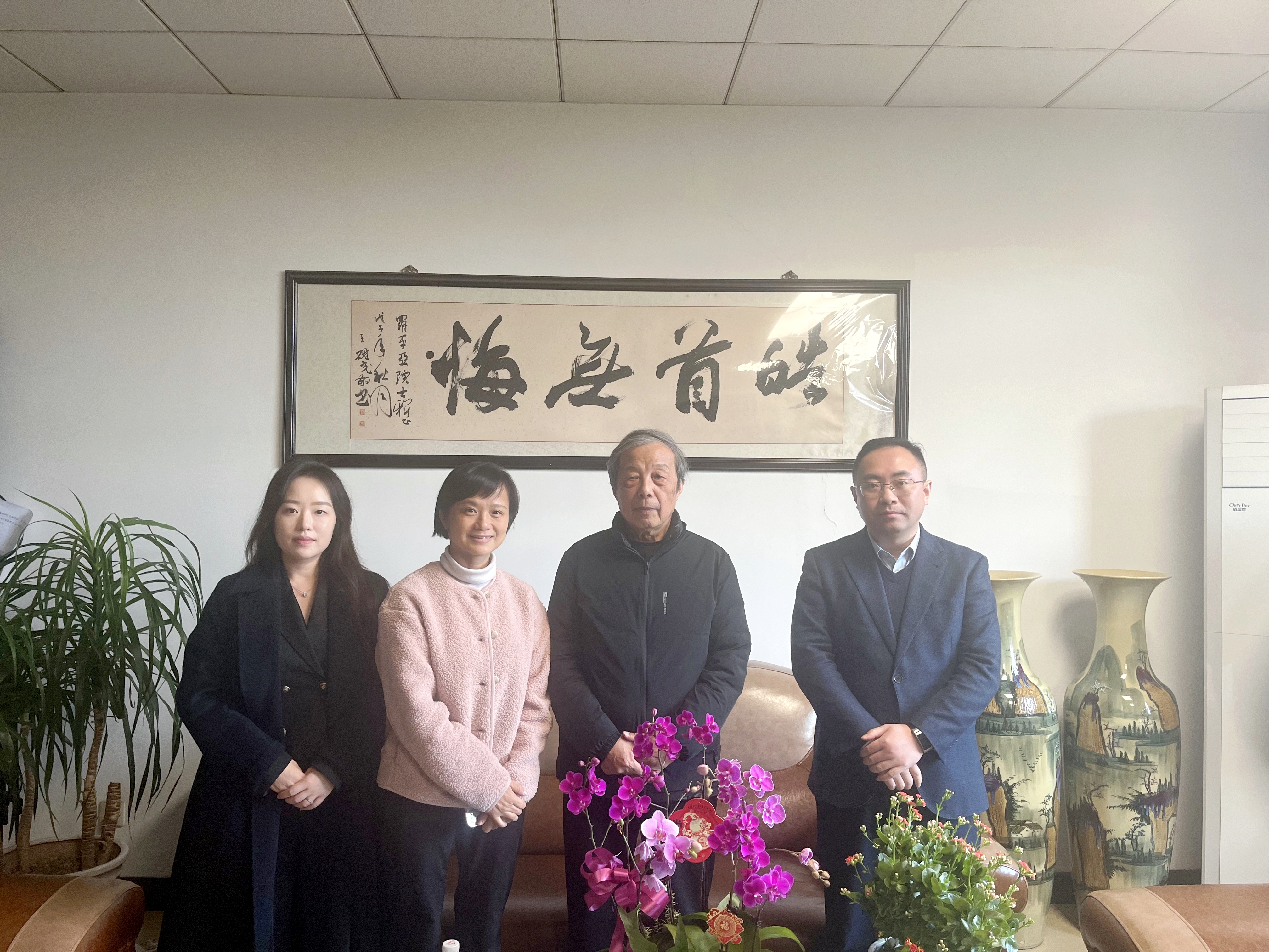 四川富润副总经理倪莎带队到西南石油大学看望拜访罗平亚院士.jpg